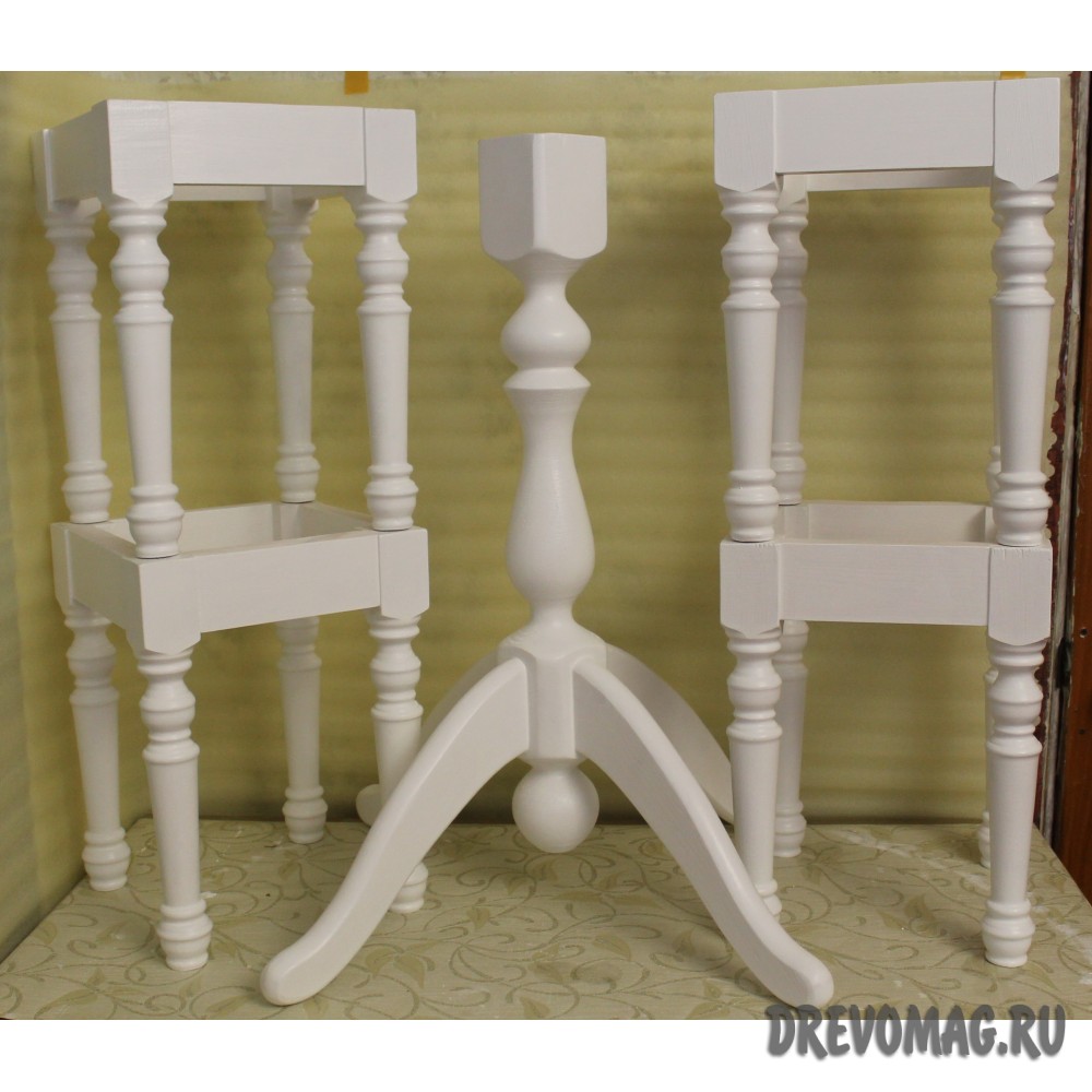 Стол и 4 табуретки